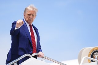 Donald Trump rentre à la Maison Blanche samedi en fin d'après-midi pour y présider un nouveau conseil de sécurité (archives). KEYSTONE/AP/MANUEL BALCE CENETA